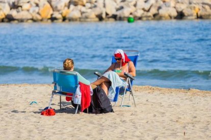 Un bon grapat de persones s'han saltat la prohibició de bany i de prendre el sol a les platges d'arreu del país aquesta tarda a la platja de Ponent de Salou.