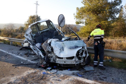 La furgoneta accidentada en la C-37 en Valls, con un agente de los Mossos D'Esquadra en el lado.