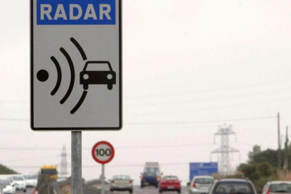 Imagen de un radar en una carretera española.