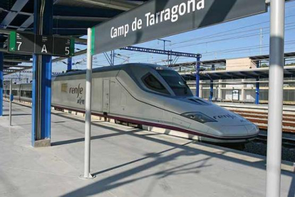Un tren de RENFE AVE en la estación del Camp de Tarragona.