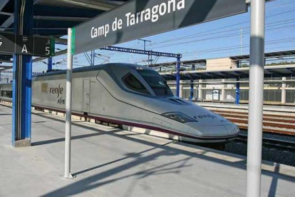 Un tren de RENFE AVE en la estación del Camp de Tarragona.