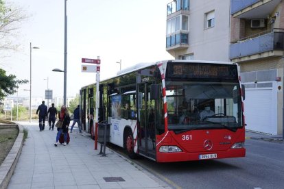 La parada d'autobús al final del carrer Vint, a banda i banda, es troba a l'entrada de Bonavista i a tocar de la carretera de València.