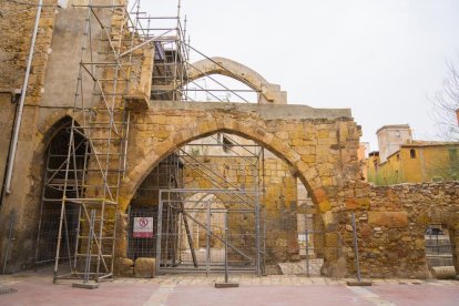 Ca la Garsa està aïllat dels vianants amb una tanca i apuntalat des de l'agost del 2018.