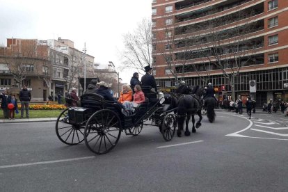Els carruatges desfilant pels carrers de Reus.