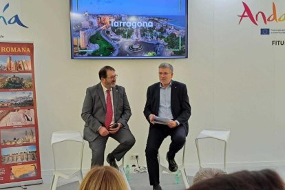 Pau Ricomà durante la presentación con el alcalde de Carmona.