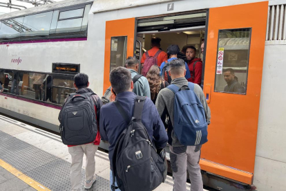 Usuarios subiendo a un tren de Cercanías.