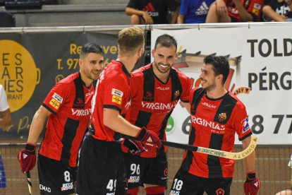 Els fitxatges Maxi Oruste, Arnau Canal i Martí Casas celebrant un gol amb David Gelmà.