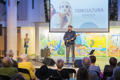 Joan Miquel Oliver, component d’Antònia Font, va oferir un concert per presentar l’actuació del 27 de juliol.