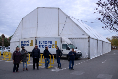 Veïns afectats davant la carpa discoteca ubicada a l'aparcament dels instituts.