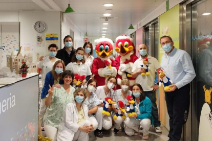 Woody i Winnie amb alguns membres del personal de l’hospital.