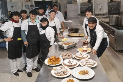 Alumnat del curs d’Operacions bàsiques de cuina.