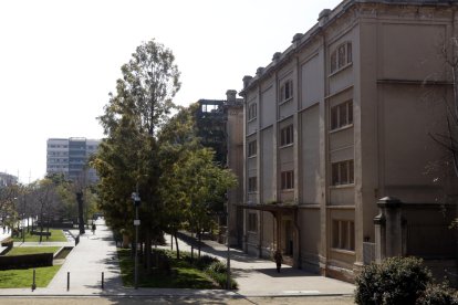Pla obert lateral de l'antiga fàbrica de Tabacalera, a Tarragona, a l'avinguda de Vidal i Barraquer.