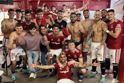 Els jugadors del Nàstic celebrando la victòria.