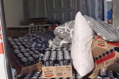 Imatge de les llaunes robades a la furgoneta.