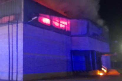 Incendi a l'escorxador de Tortosa, al polígon del Baix Ebre.