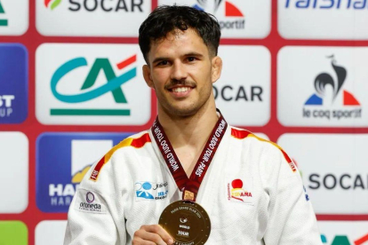 El canongí David García Torné amb la medalla de bronze.