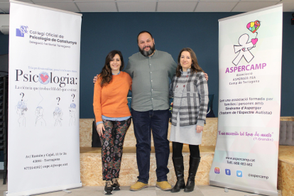 La presidenta d’Aspercamp, Eva Pérez; Luis Heredia, representant de COPC; i Laura Reche.