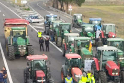 Els tractors tallen la circulació a l'AP-2.