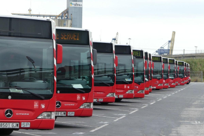 Autobusos de l’Empresa Municipal de Transports de Tarragona aparcats en filera.