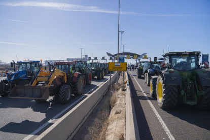 Uns 500 tractors, provinents de diferents punts del Camp de Tarragona, Ebre i Lleida, van tallar l’A-27 durant diverses hores.