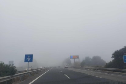 Imatge d'una carretera de Tarragona coberta de boira
