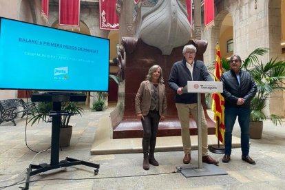 Elvira Vidal, Jordi Sendra i Pep Manresa en roda de premsa.