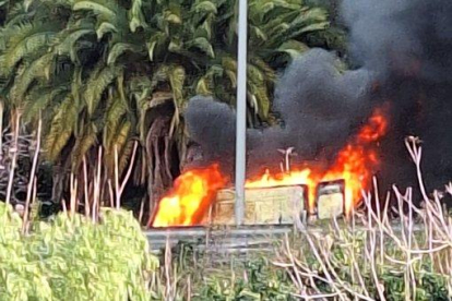 Imatge de l'incendi provocat per la furgoneta