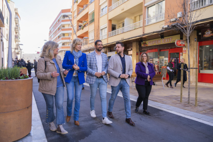 Mari Carmen Puig, Montse Adan, Nacho García, Rubén Viñuales i Sílvia Puerto al carrer Orosi.