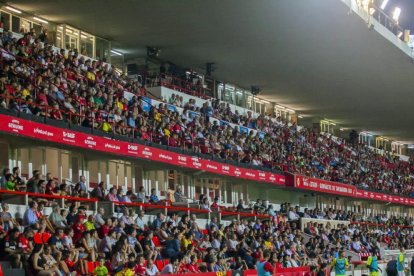 Imatge d'espectadors a les grades del Nou Estadi Costa Daurada