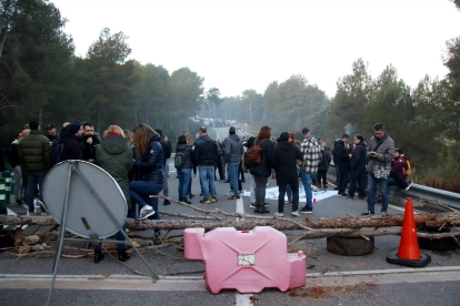 Treballadors de la presó de Mas d'Enric tallant l'accés al centre penitenciari.