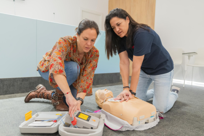 Els assistents al curs reben un certificat del Consell Català de la Ressuscitació.