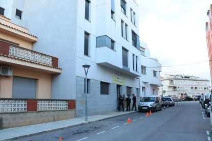 Exterior de l'edifici del carrer Xile d'Amposta on es va produir el crim masclista.