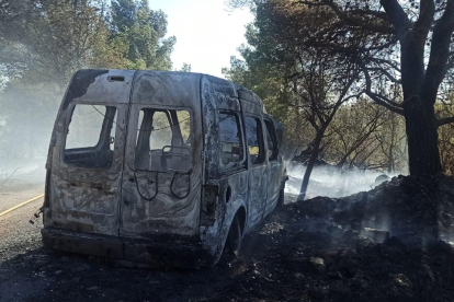 Restes d'un vehicle calcinat les flames del qual han provocat un incendi forestal al Perelló.