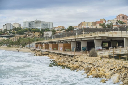 La plataforma de la platja del Miracle, de gairebé 3.000 m3 de formigó, es va inaugurar l’any 2001 i va tenir un cost de 8,4 milions d’euros