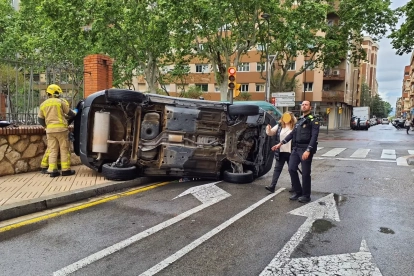 Estat en que ha quedat el cotxe a l'avinguda Prat de la Riba de Reus.