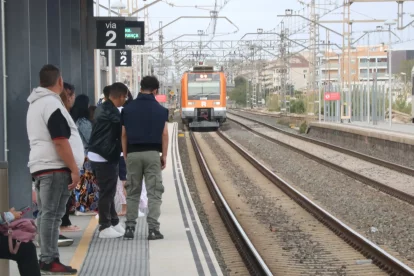 Usuaris de Rodalies a l'estació de Cunit.