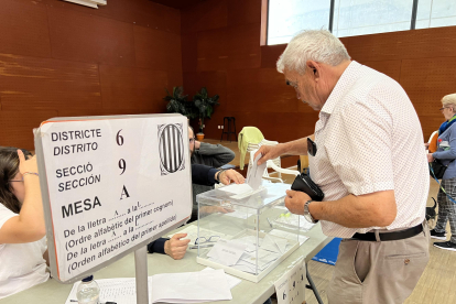 Un home diposita el seu vot a l’urna al Centre Cívic de Balàfia de Lleida.