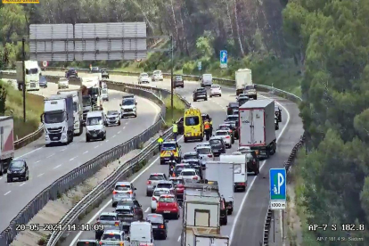 Circulació lenta i aturades per l'accident a Subirats a l'AP-7.
