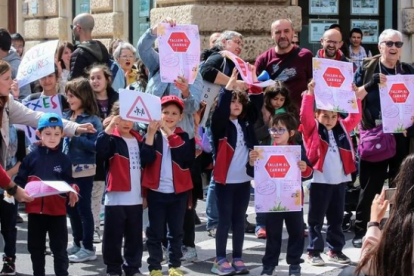 Des del 3 de maig la comunitat educativa es manifesta a l’avinguda Prat de la Riba cada divendres.