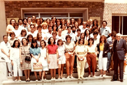 La primera promoció d’Infermeria a Tarragona després de rebre els seus diplomes, el juliol del 1984.