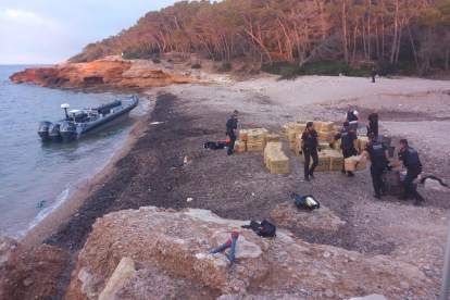 Efectius dels Mossos treballant en el decomís d'haixix a la platja de port Olivet, a l'Ametlla de Mar.
