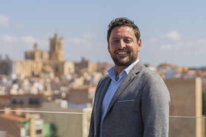 L'alcalde de Tarragona, Rubén Viñuales, amb la ciutat de fons.
