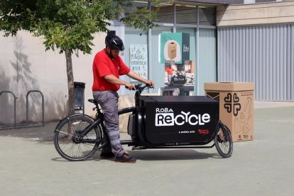 Imatge de la bicicleta de càrrega que transporta la roba en desús dipositada als contenidors de set escoles de Reus.