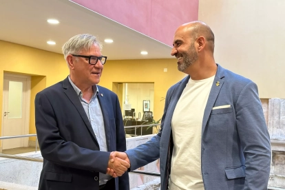 Eduard Rovira (esquerra) cedirà l'alcaldia de Torredembarra a Vale Pino (dreta).