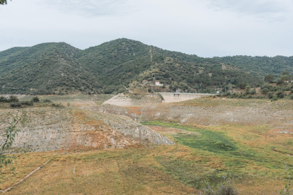 L’embassament compta amb un volum de 0,28 hm³, un nivell d’aigua que ha baixat un 0.4% respecte al mes de maig.