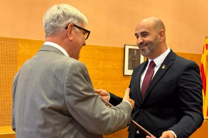 El fins ara alcalde de Torredembarra, Eduard Rovira (ERC), entrega la vara d'alcalde a Vale Pino (PSC)