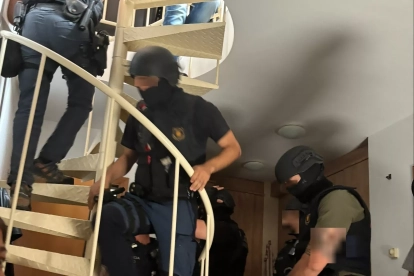 Los agentes accediendo a uno de los inmuebles