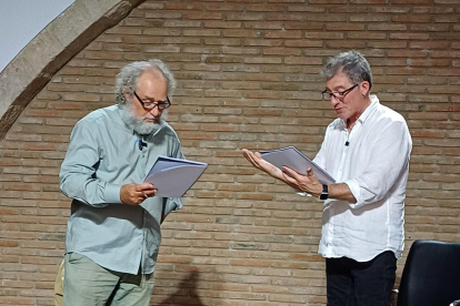 Jaume Martell i Fermí Fernández assajant la lectura teatral ‘La independència de Tarragona’.