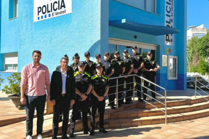 Imatge dels agents de la Policia Local davant la nova caserna.