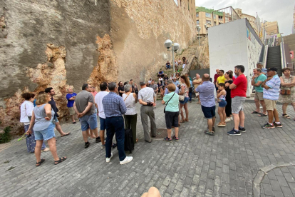 Els veïns del barri del Port durant la trobada informativa sobre la reunió amb l’alcalde.